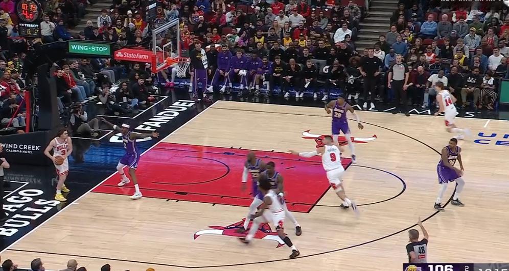 今天第四节雷迪克还是用艾顿了艾顿连续漏人 换防换错然后就下去了听说湖人队内从球员