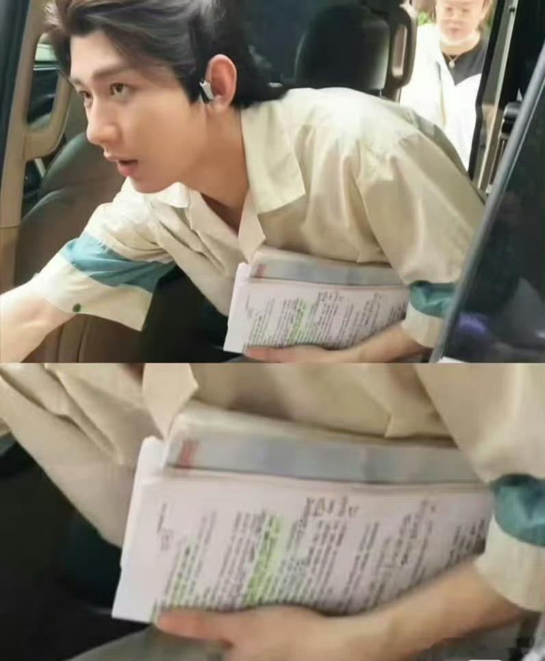 成毅拿剧本出镜算失误吗从影视拍摄流程来看，演员走戏拿剧本常见 ，成毅之前对角色的