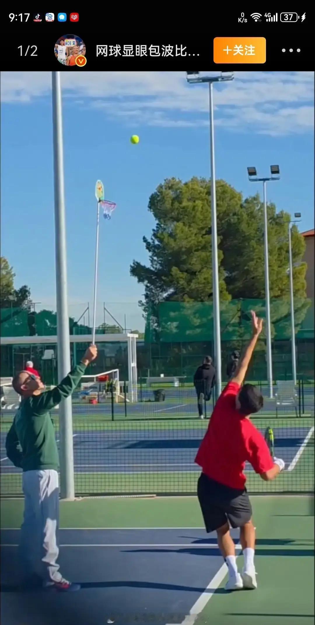 扔球砸筐，他练出法网杀招
 
去年罗兰·加洛斯决赛前，阿尔卡拉斯把塑料筐摆在底线