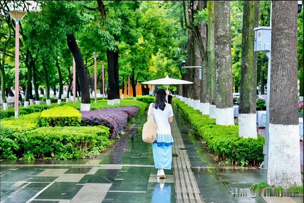 烟火人间意自柔，不与尘事苦相谋。晨餐夏雨闲挥笔，心有清欢万事悠。安于寻常朝夕，烟