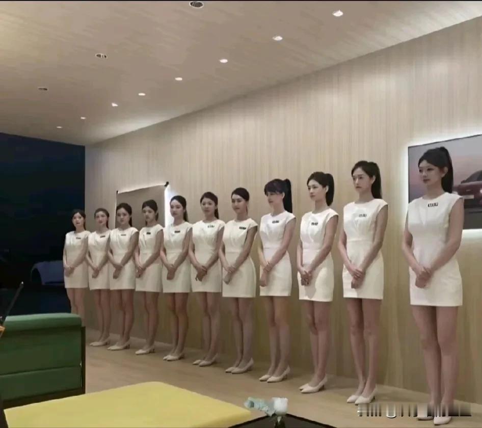 被她们站一排低头喊一声老师好，心里别提多费劲了[笑哭]