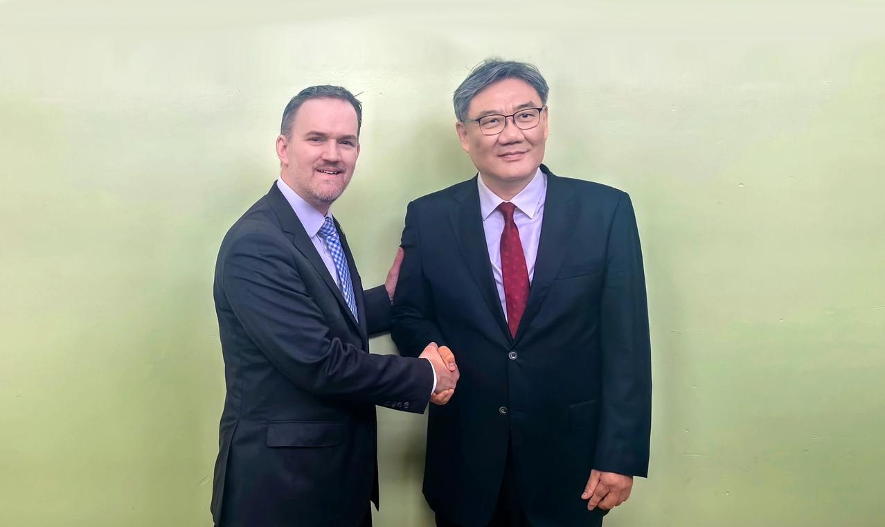 中美谈妥了！
美国人这次把姿态放得很低。王文涛部长在喀麦隆见完美国贸易代表，双方