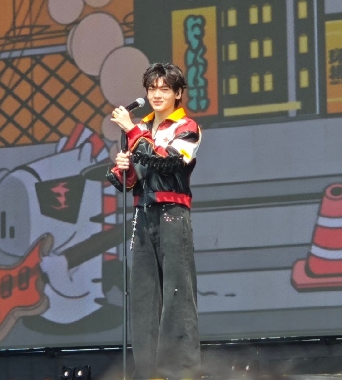 翟潇闻音乐节安利了你好1983  赶紧来一起追剧了吧，我们的翟潇闻音乐节安利了《