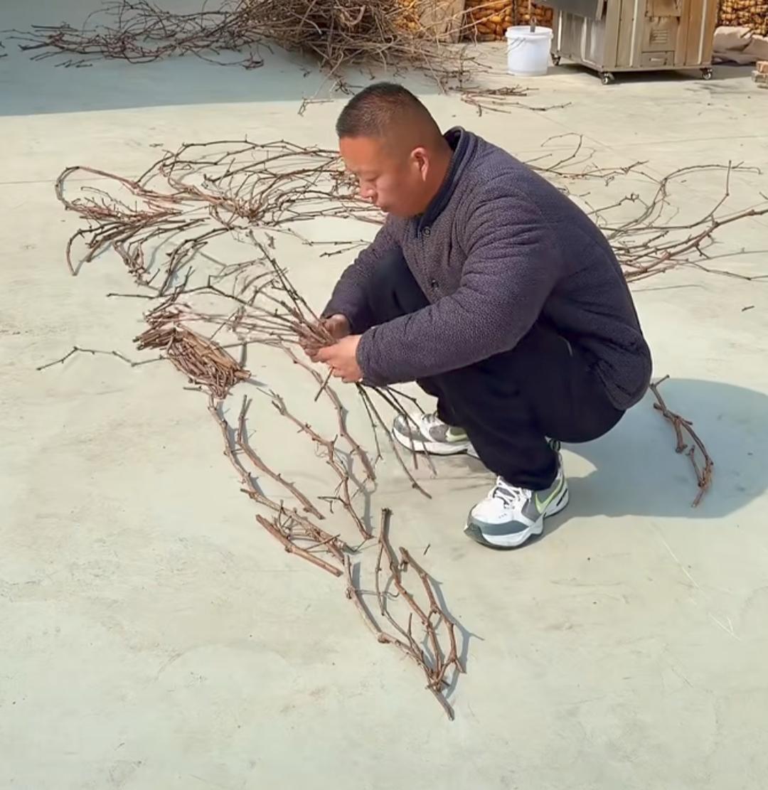 高手在民间，这位山东大哥，一看就有很高的美术功底。

用一些枯树枝就能编出一幅骏