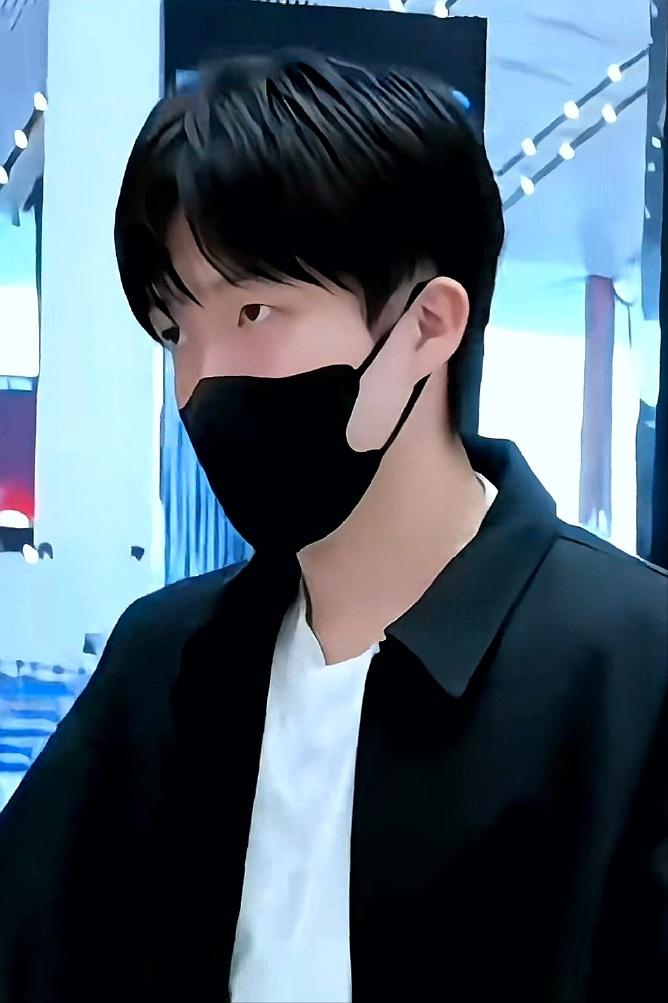 太辛苦，王楚钦又出发比赛了！
8月5日，王楚钦机场被拍到，出发日本横滨冠军赛！