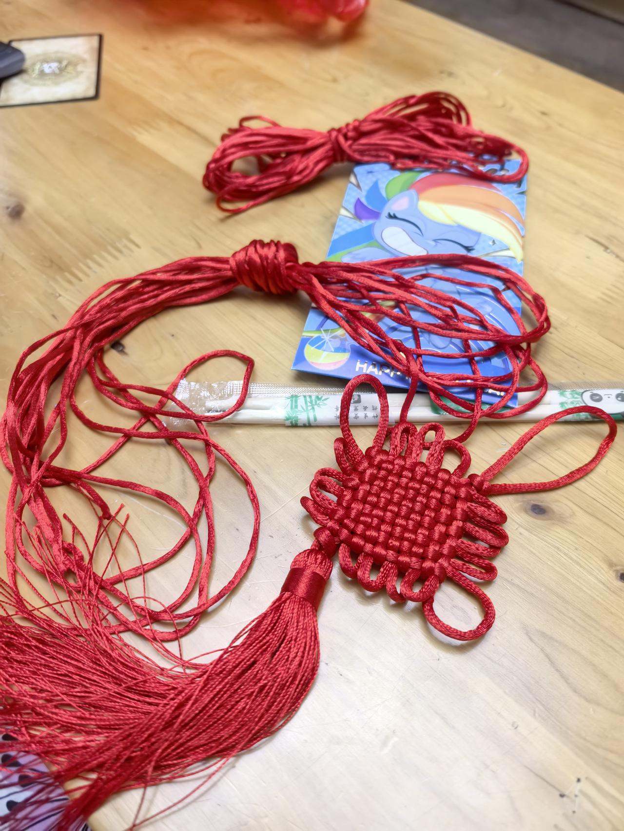 学校的寒假作业，制作中国结，看了网上教学视频，还是不会，崽也不会，看来只能把这个