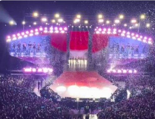 长文中引用外网粉丝爆料，列出Mina诸多行为：演唱会全程只顾拍摄、演出期间低头玩