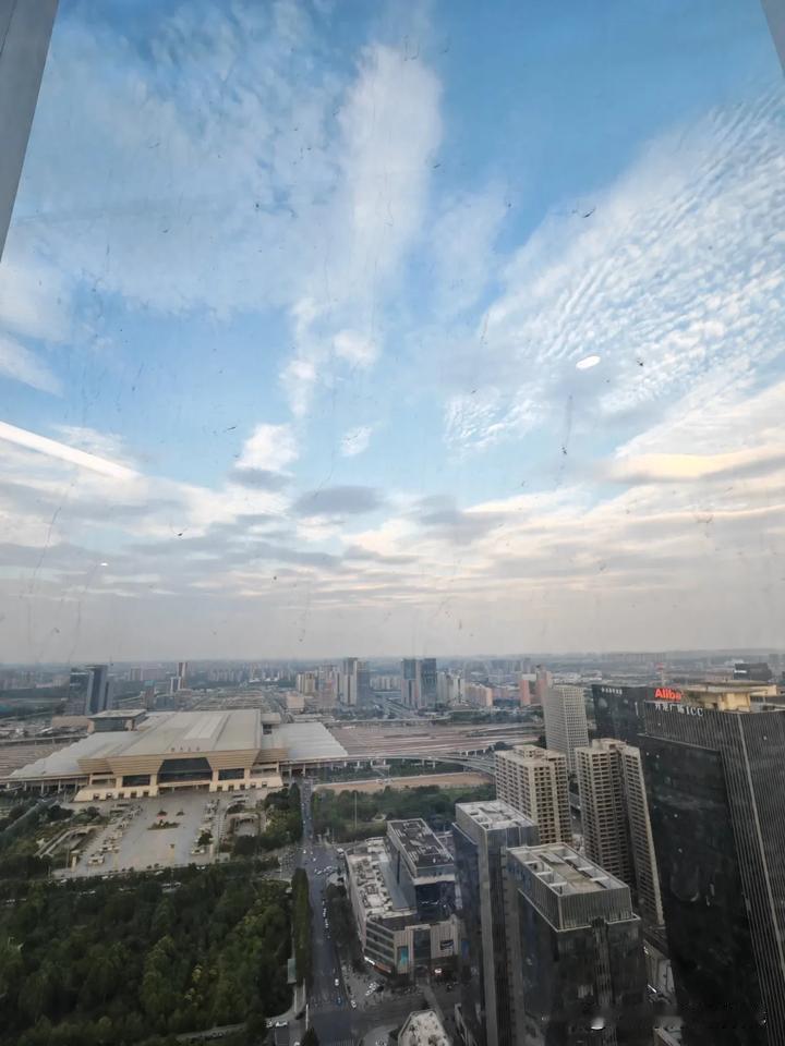 今天是特别充实的一天！从早10点到晚8点几乎无缝对接，不仅是面试官，也是咨询师，
