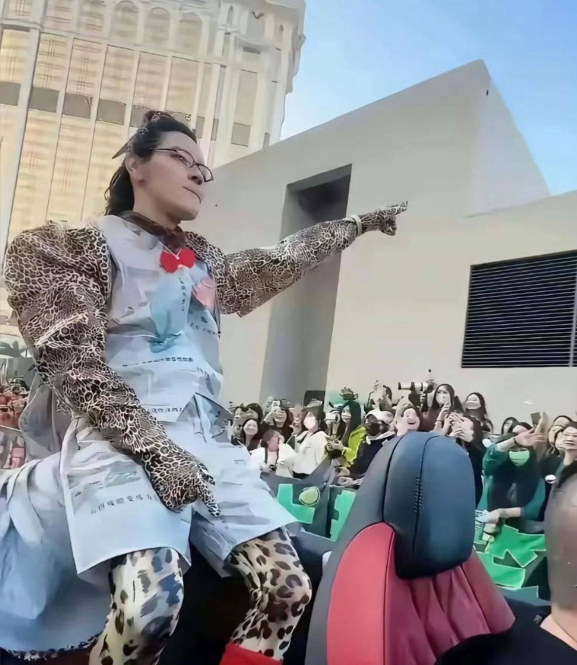 向佐说自己穿女装但拍的都是man剧这段采访还挺能看出向佐的心态。对职业有敬畏心，