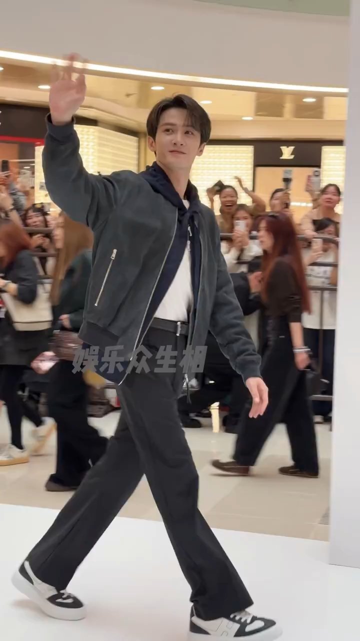 檀健次你好有少年感好帅檀健次灰绿色夹克造型檀健次卫衣夹克叠穿造型