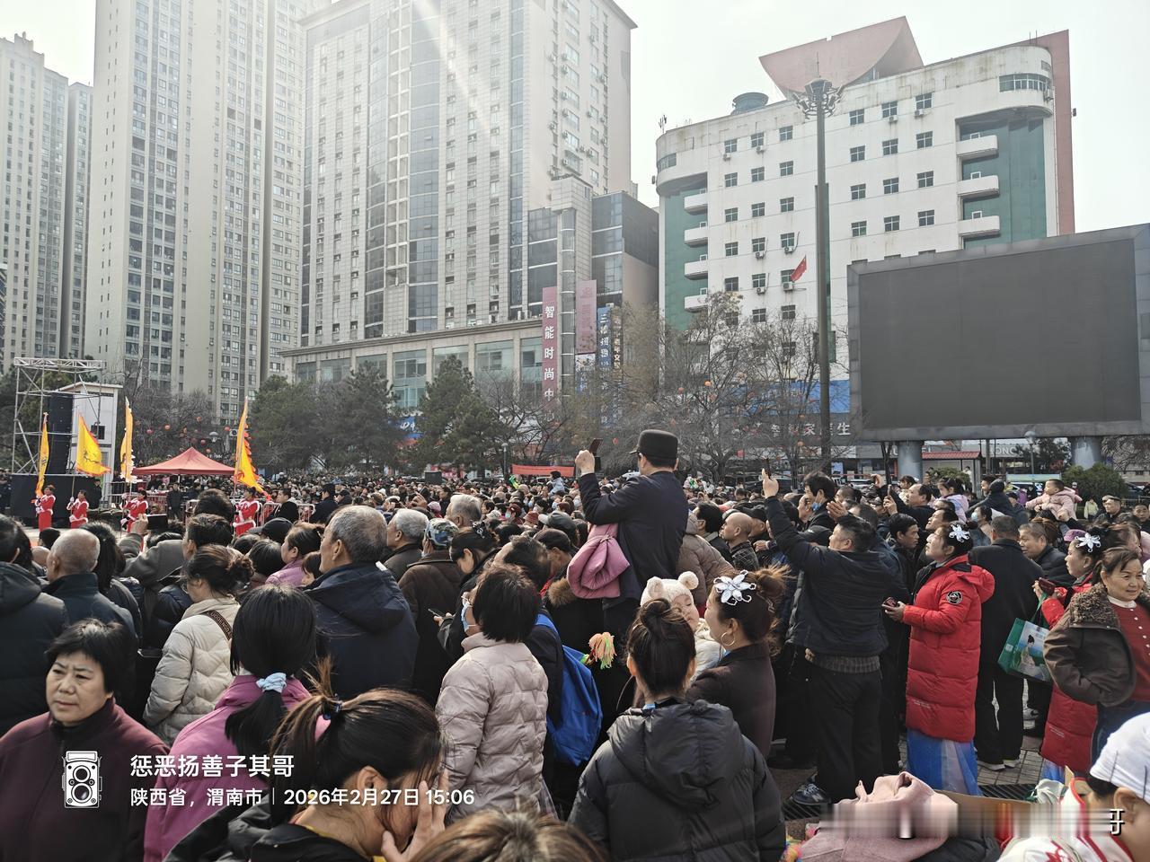 吃喝玩乐在渭南 黄河岸边过大年渭南秧歌大赛现场震撼。
正月十一继正月初十的锣鼓大