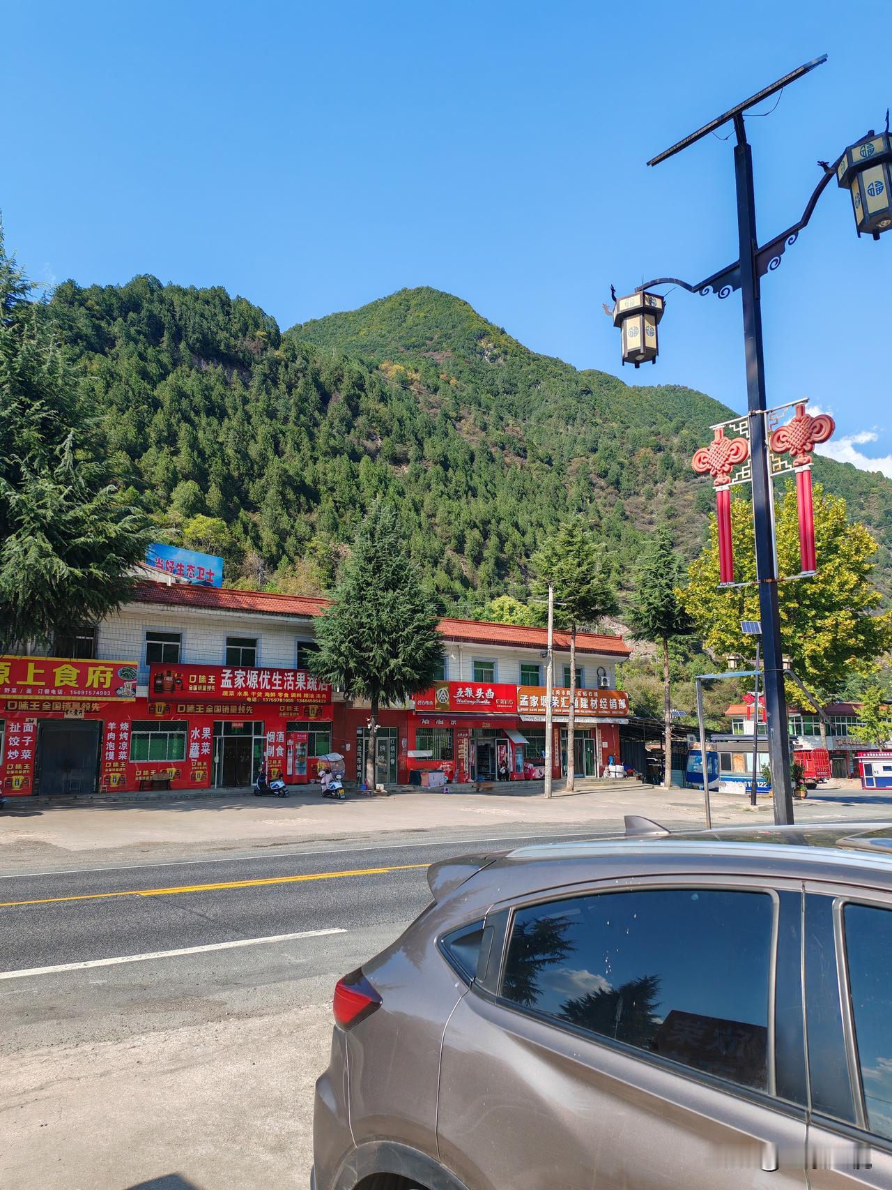 昨天下午从天水回西安，在国道310旁边的加油站加油，让我不相信自己的眼睛了。
 