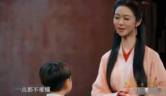 关于她的脖子，从动态中看，似乎有些不太自然。可能是在保持自己的形象，每次亮相都称