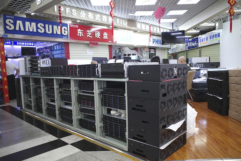 9天剧烈分化！DDR4连跌9天，DDR5微涨，服务器存储还在高位！
藏在华强北柜