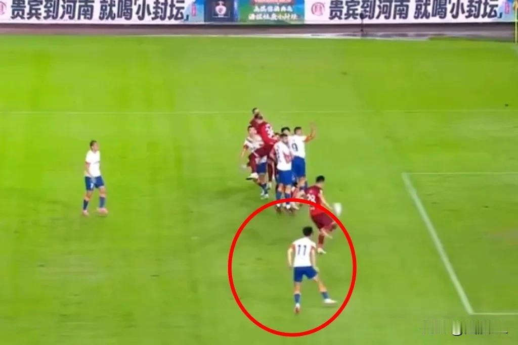 泰山队的“劳模”怎么了？看看他防守时的动作吧，就差手里拿个旗、嘴里叼个哨子了，当