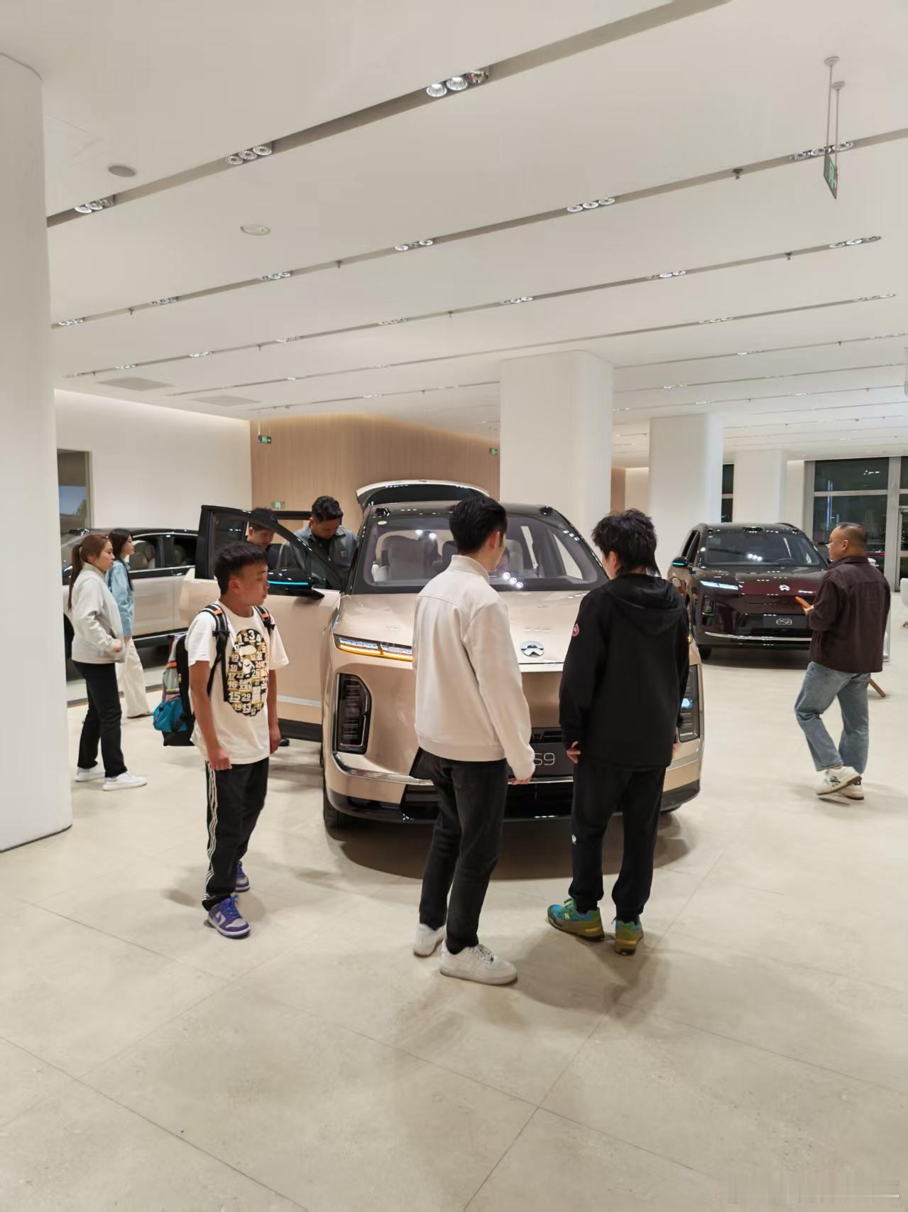 时间：晚9.10地点：南京华采天地事件：朋友去看es9，嫌人太多，轮不到他看。蔚