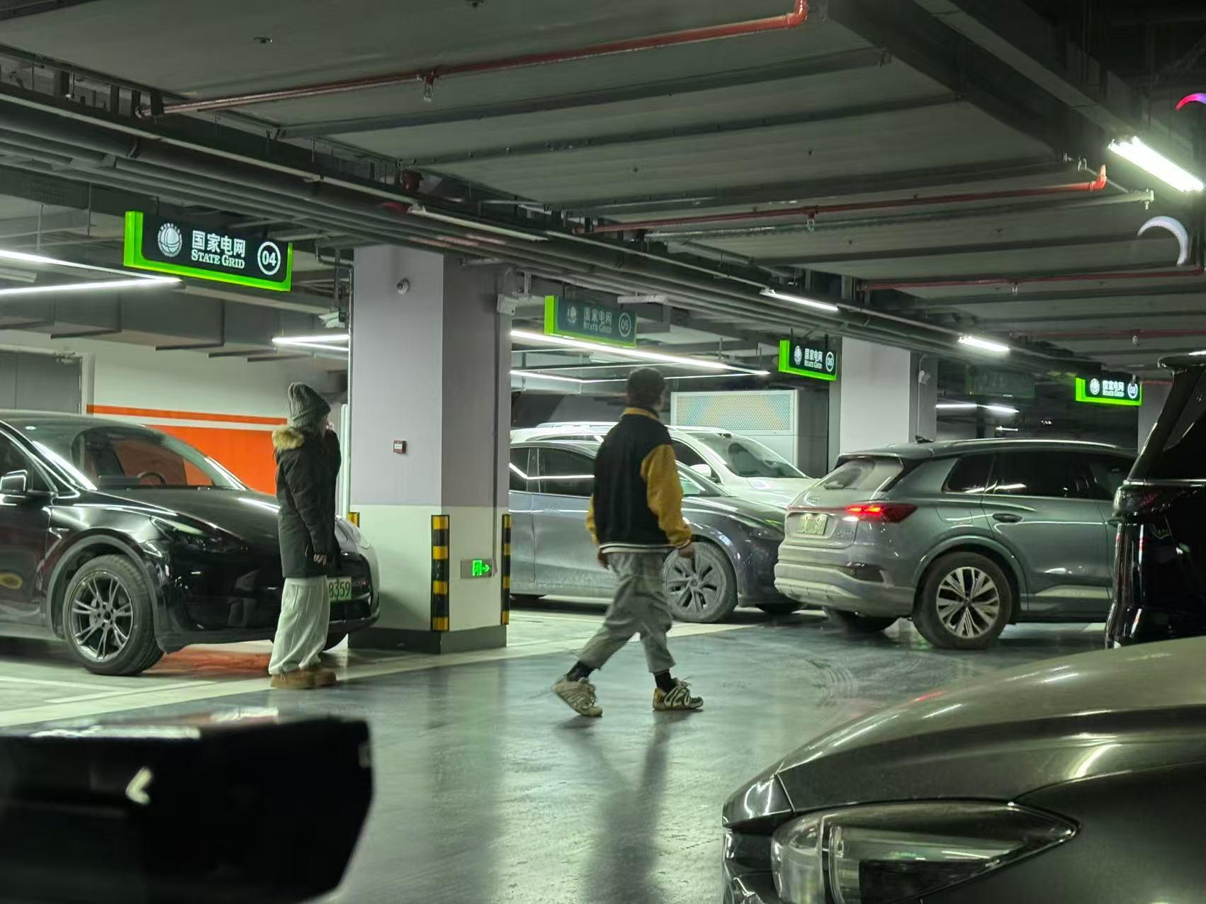 开电车出来干活的好处就是…晚饭吃饱了回来能避免直接上床眯觉大家一起抢充电桩，就看