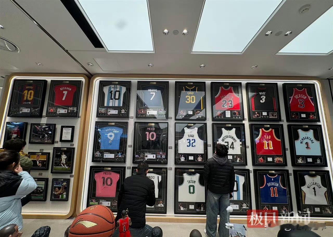 切勿因个人喜好毁了我们心里的品牌！
胖东来新乡三胖店将梅西、乔丹等球星的亲笔签名