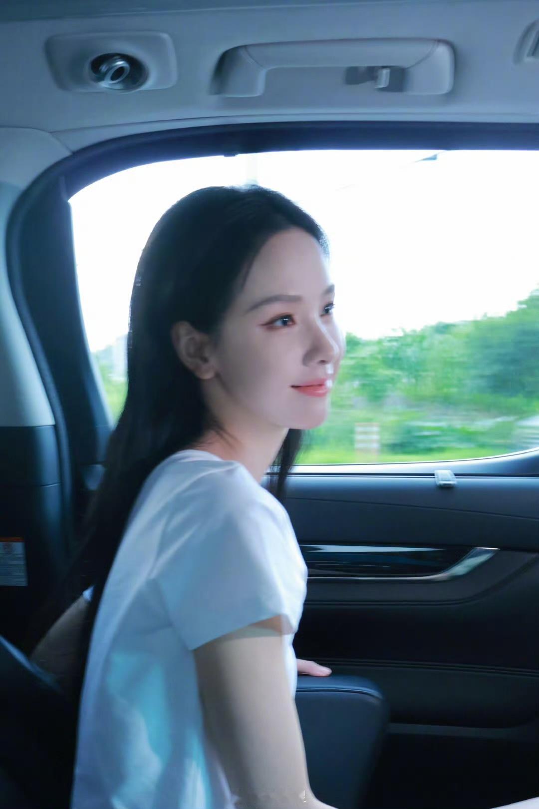 娱乐[超话]陈都灵看窗外镜头 人美花也美陈都灵看窗外看镜头plog ​​​