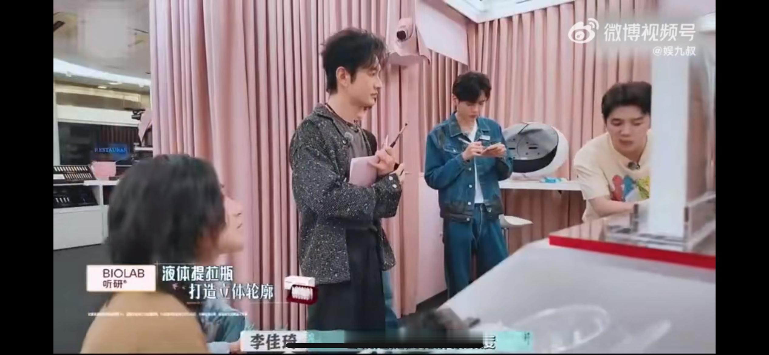李佳琦一边讲课黄晓明一边掏钱 李佳琦这现场讲课太牛了，一进入状态就像在直播带货，