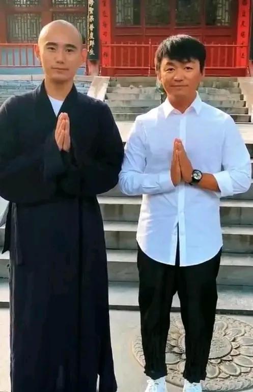 从少林寺里走出来的王宝强红遍神州大地，他跟和尚合影的样子好欢乐哦。那段少林寺经历