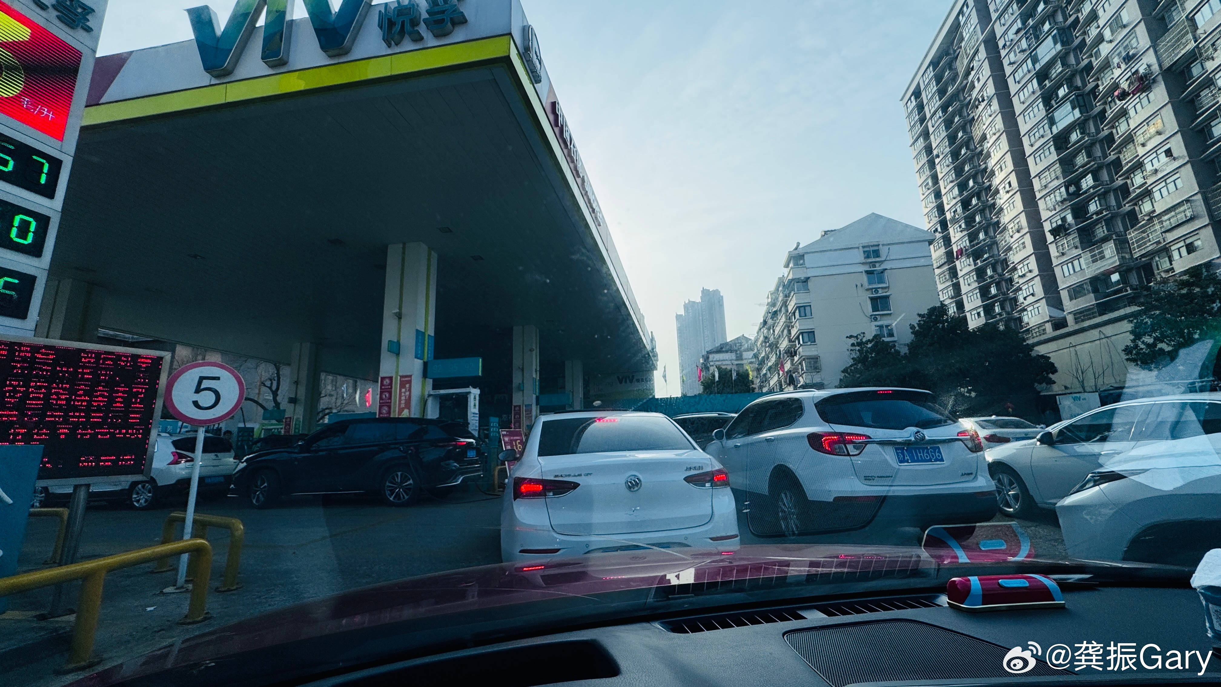 都知道最近油价要涨，加油站开始排队了，从进去到出来用时12分钟，没比过比亚迪闪充