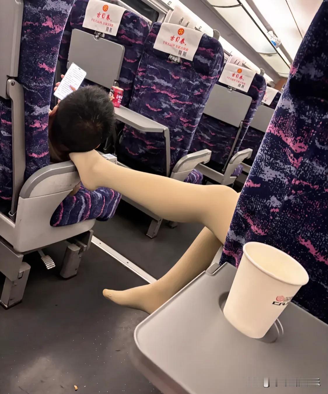 高铁上女子心疼男友睡觉不舒服，把脚垫在男友头下当枕头，直接挡着高铁上的过道。男子