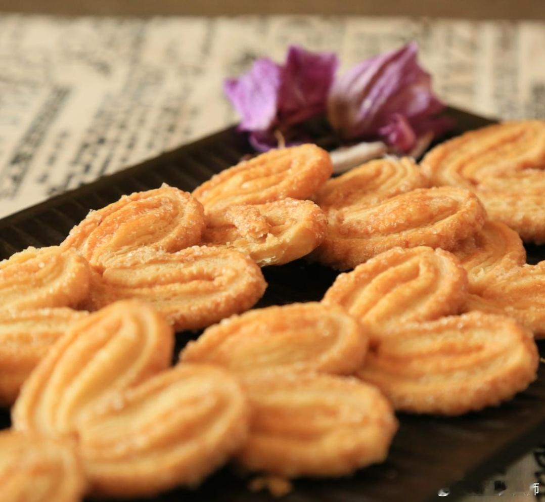 上海蝴蝶酥春节前卖爆好像我们本地叫蝴蝶酥的也有，也有叫马蹄酥的。总之香香脆脆的，