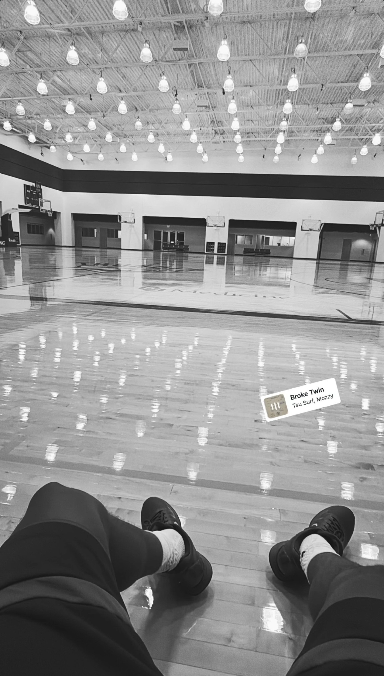 奥韦今天在雷霆队的训练馆里练球nba雷霆[超话] ​​​