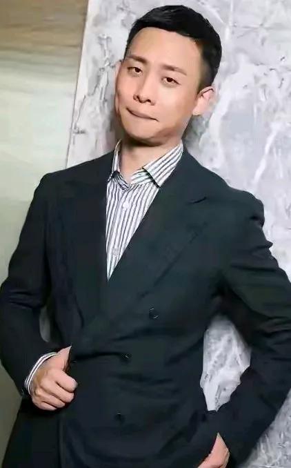 长着一张平平常的脸，在这个俊男当道的影视圈同样创出了属于自己的一片天，不靠颜值靠