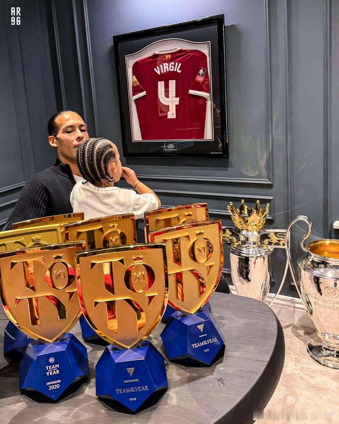 范迪克的奖杯展示 