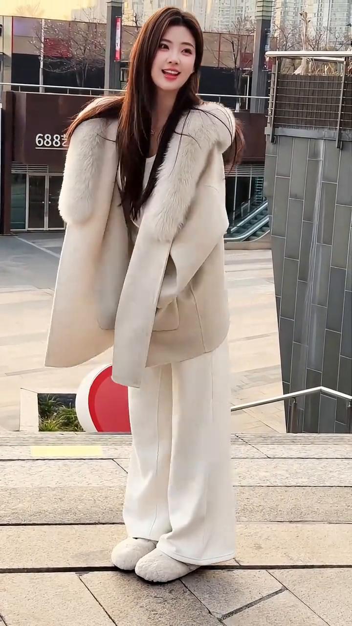 把自己打扮的漂亮一点，不仅招财还致富。看似肤浅，实则是对自己形象的尊重，也是对生