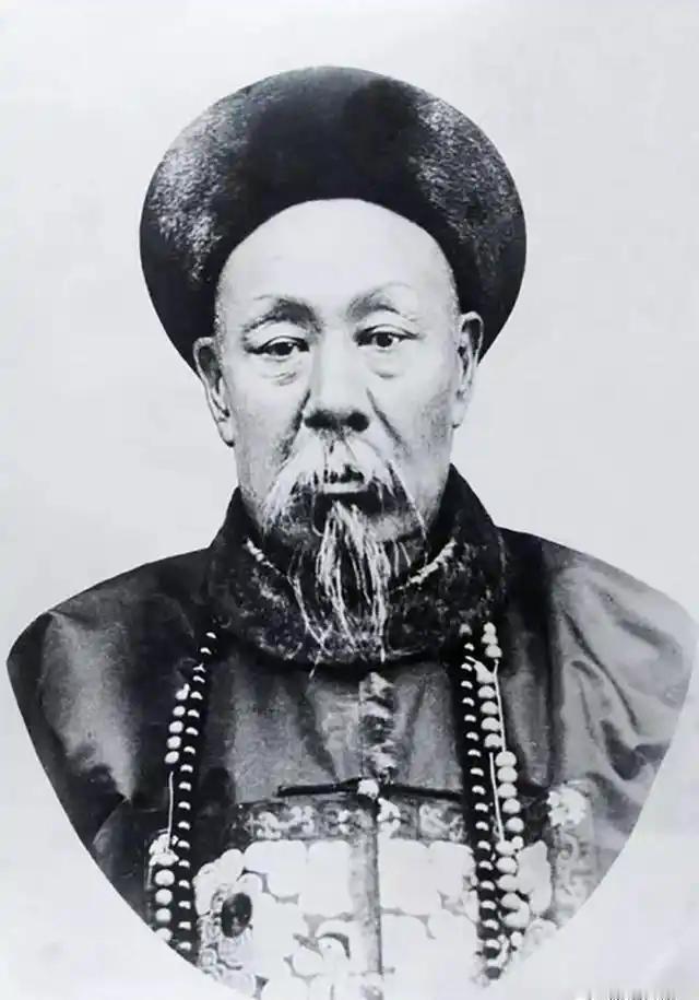 左宗棠下令斩杀降将董福祥，刽子手挥刀砍下，只听“咔嚓”一声，董福祥却安然无恙，身