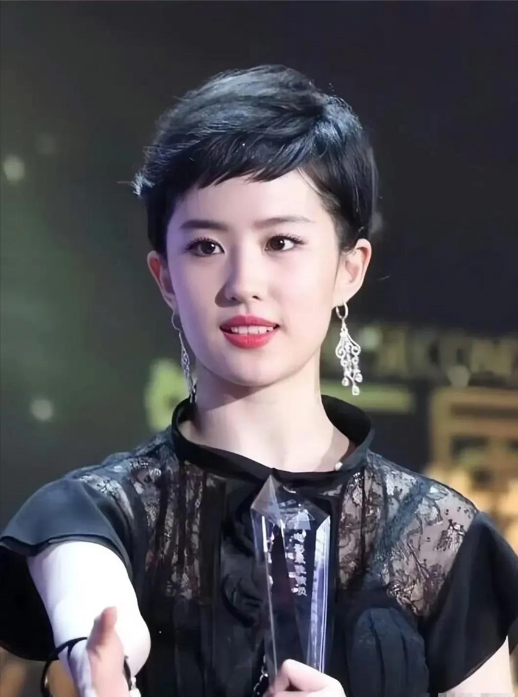 大家平时看到的神仙姐姐刘亦菲都是青丝如瀑，长发飘飘！温婉柔美！但是这个短发造型的