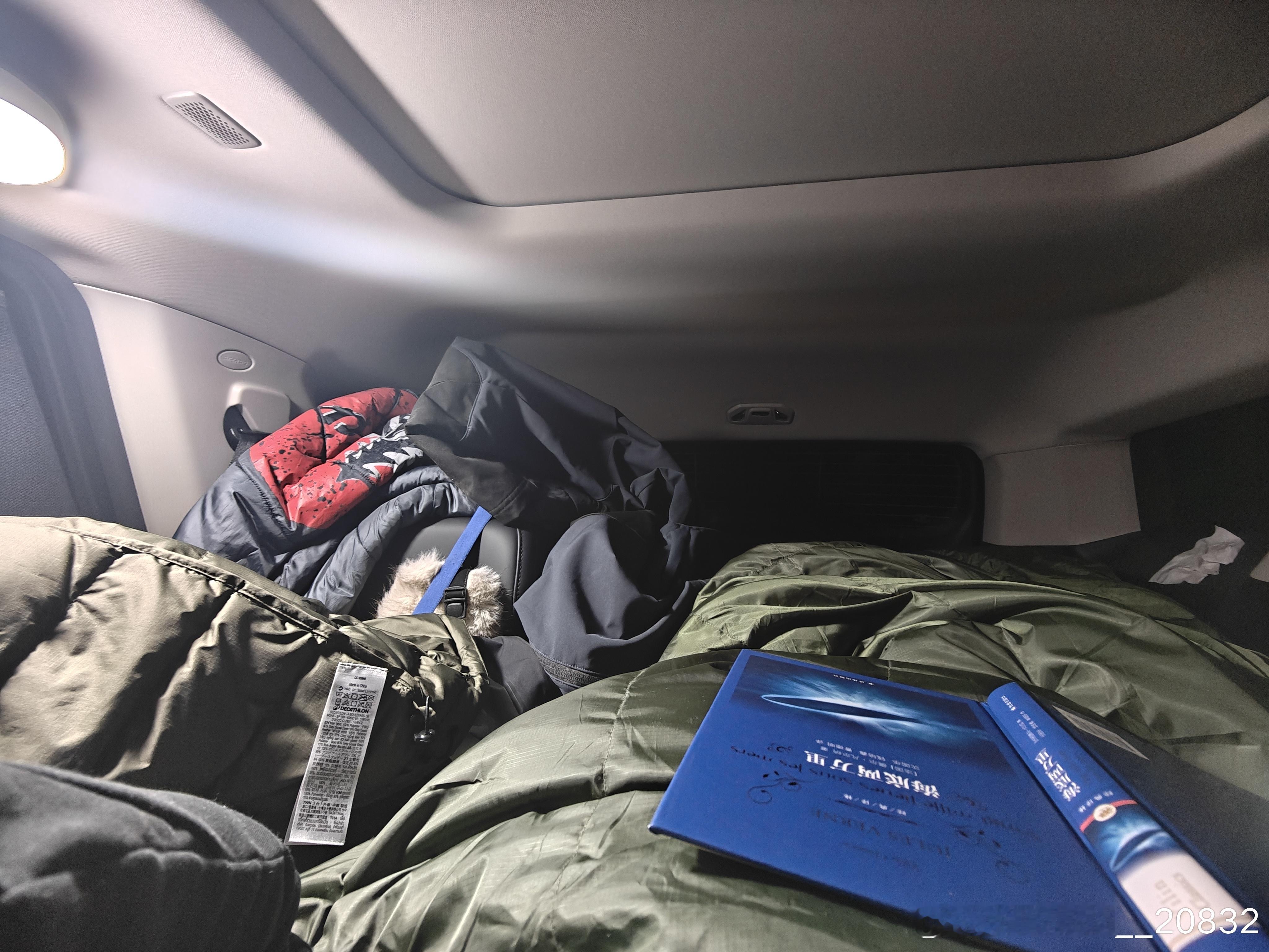 零下15度的无人区睡车里的安全感是帐篷给不了的，这时候大电池和好用的语音助手就太