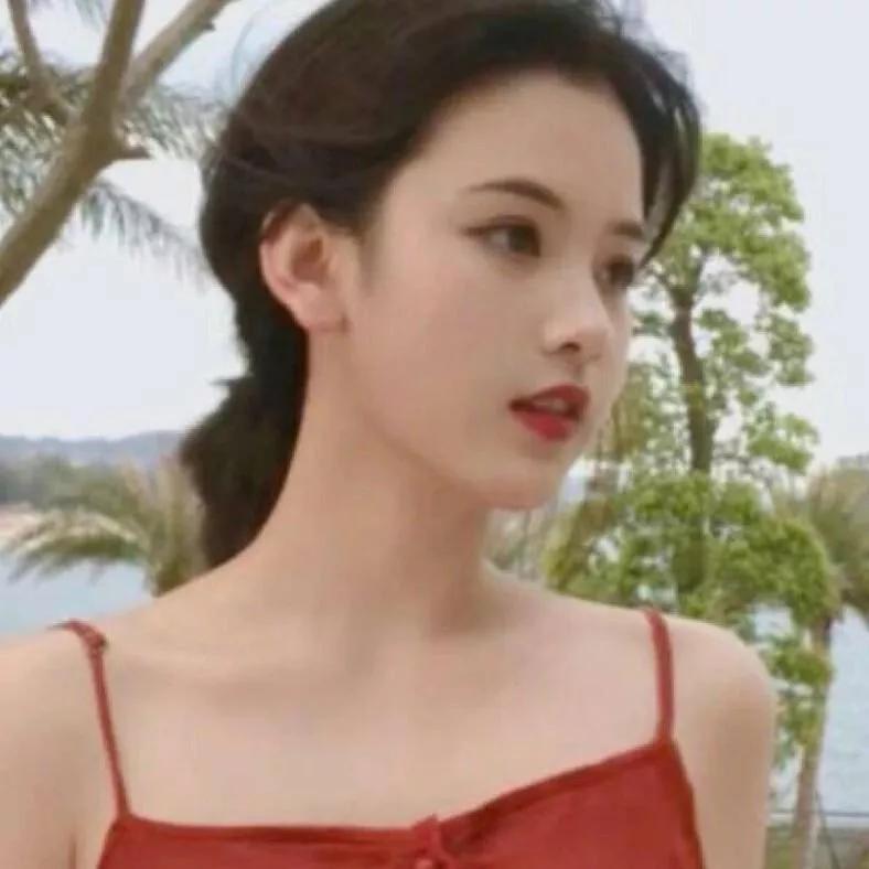 海边度假的优雅少女，红裙飘逸，风景如画。海边度假少女 海边白衣少女 海边少女 海