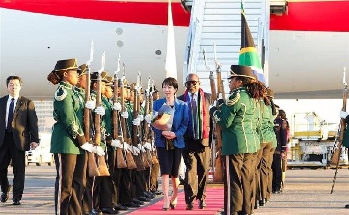 日本首相抵南非，争议造型引关注，G20会场暗藏多方交锋。
11月22日，日本首相