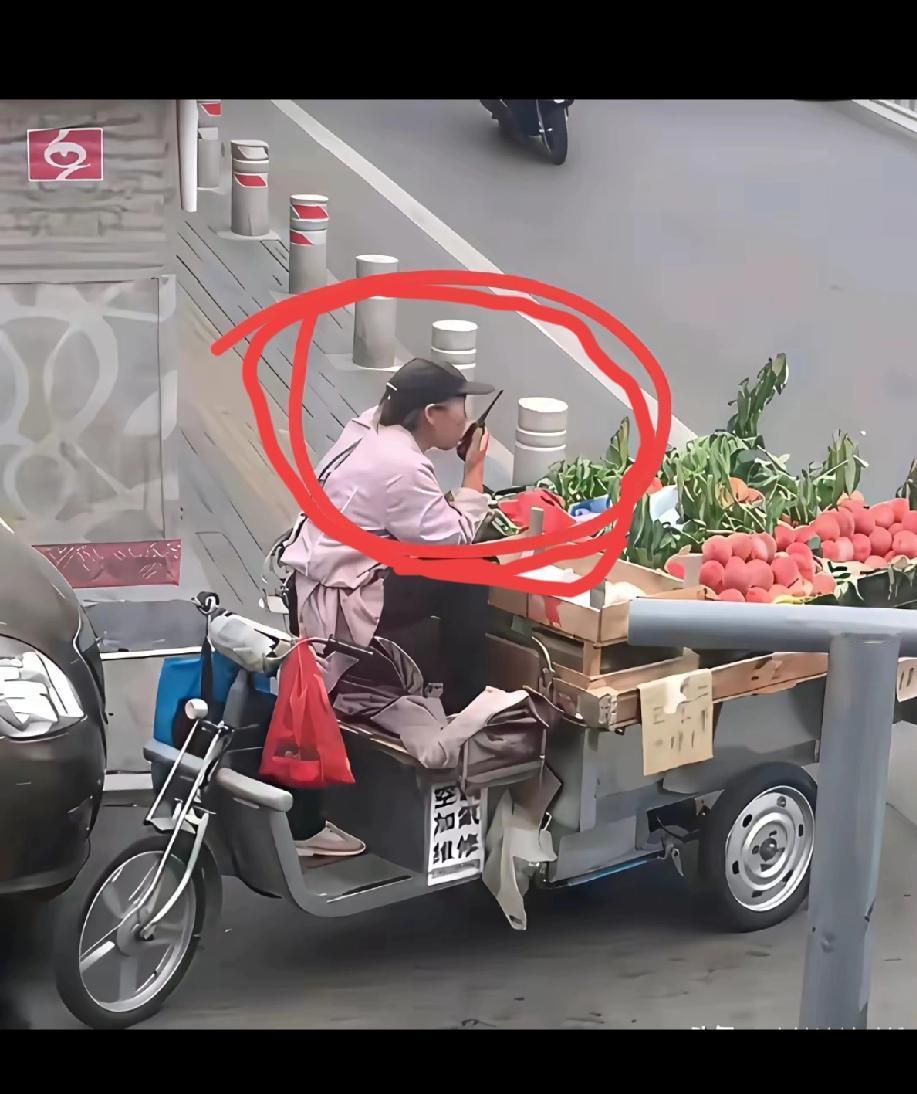 真的令人意想不到！摆地摊的都用上了对讲机！
真的奇怪了，一位卖桃的大姐竟然用对讲