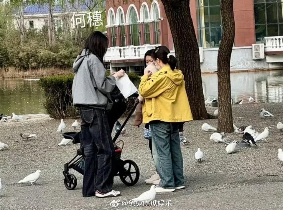 偶遇何穗公园遛娃  偶遇何穗公园遛娃，状态好好啊 