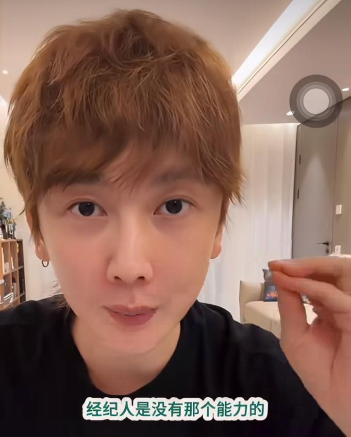 跟了古力娜扎好些年的前经纪人李登科，最近在直播间直接把桌子掀了。
他说经纪人这活