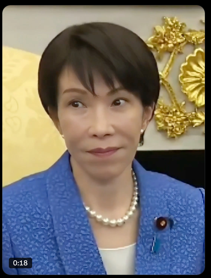 川皇在类比美国攻击伊朗和日本偷袭珍珠港的时候。。。就在旁边的市川早苗的表情，让很