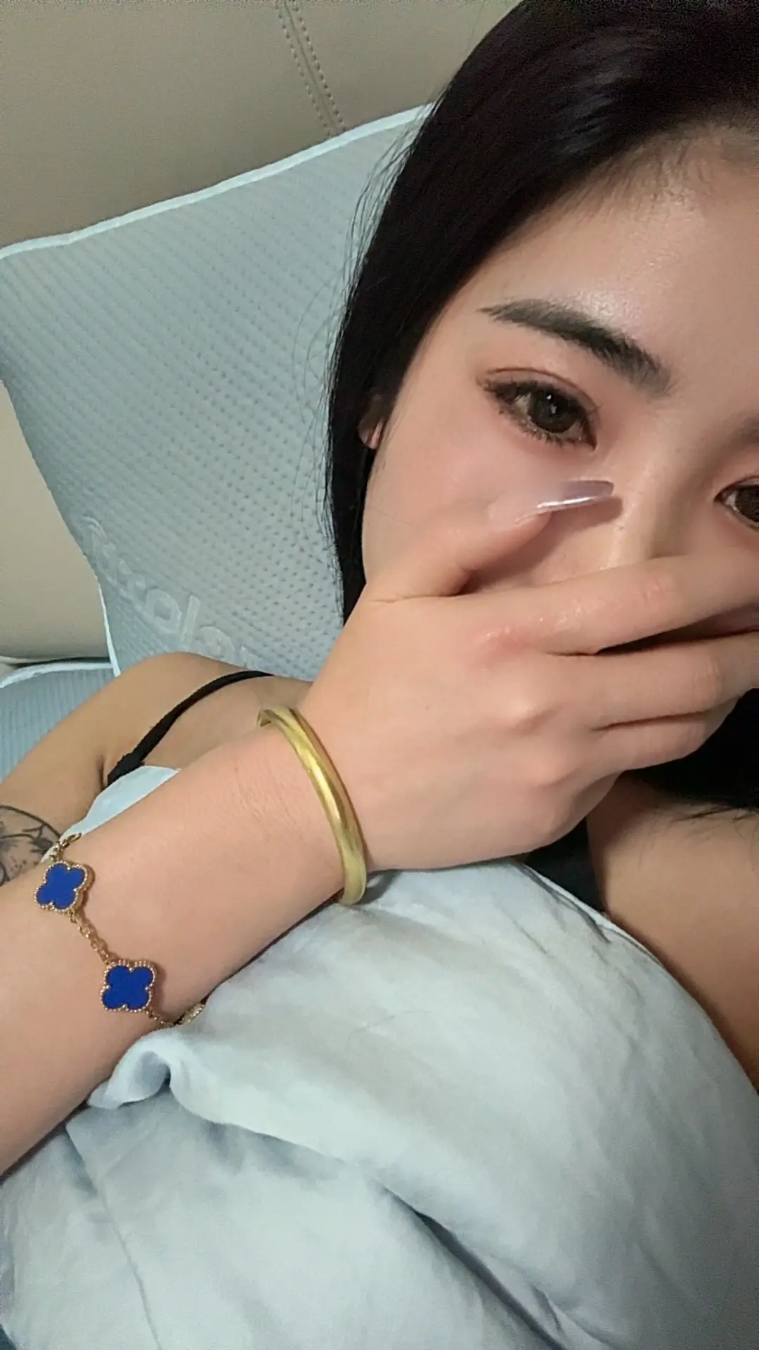 喝了点酒，想了很多事情，低下头眼泪就出来了，心一下就空了，原来我这么孤...