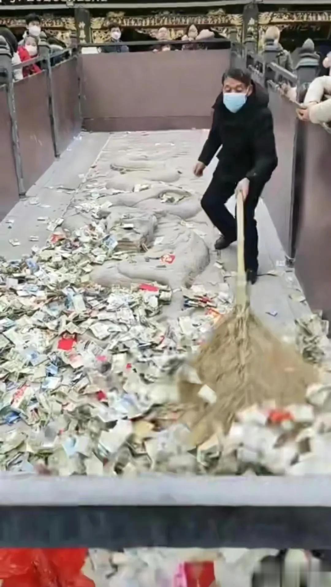 我很纳闷，这些钱最后跑到了哪里去了？

你怎么看？

      