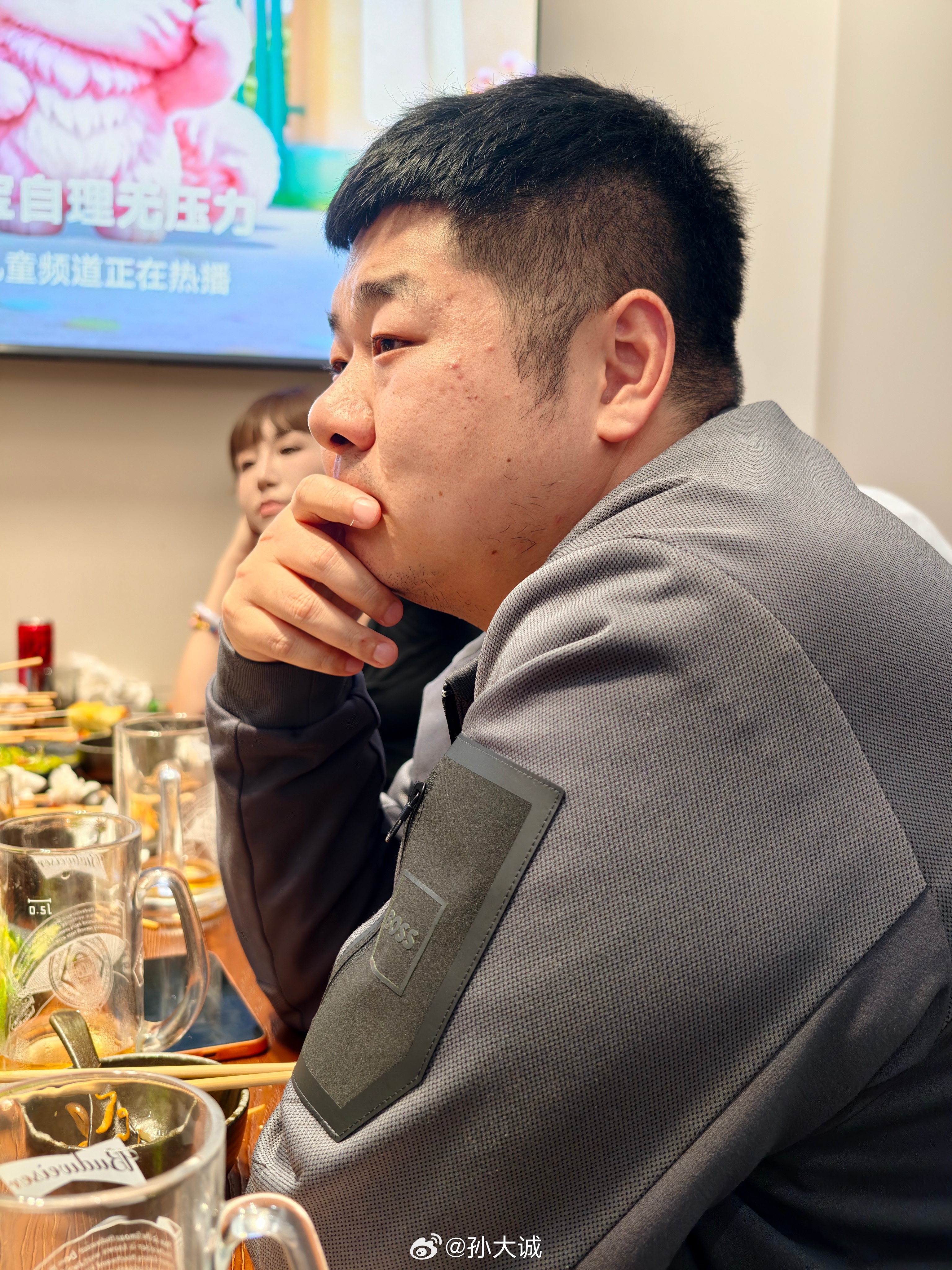 下飞机之后也来了去野烤串 和大家畅聊到了23点过散场时我心说和店老板、我韩哥拍个