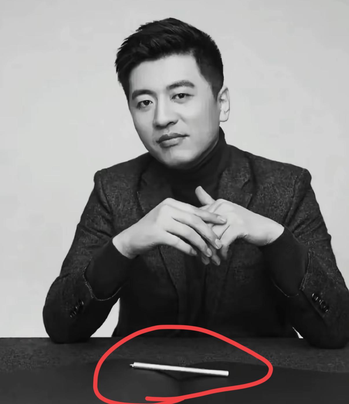 前阵子张雪峰累到住院，

我一直特别纳闷：都赚那么多钱了，早该躺平享福了，为啥非