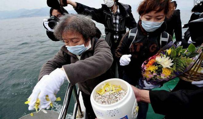 原本我以为海葬不用钱，只要随便在海岸或者海上，把骨灰撒出去就行，没想到，弄一次海