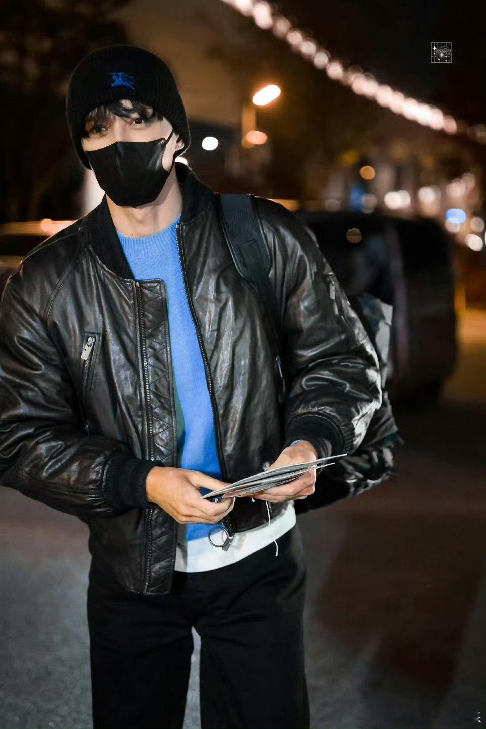吴磊哥味是一种感觉 吴磊这身造型哥味爆棚！黑色皮衣+冷帽的潮男配置，松弛感中透着