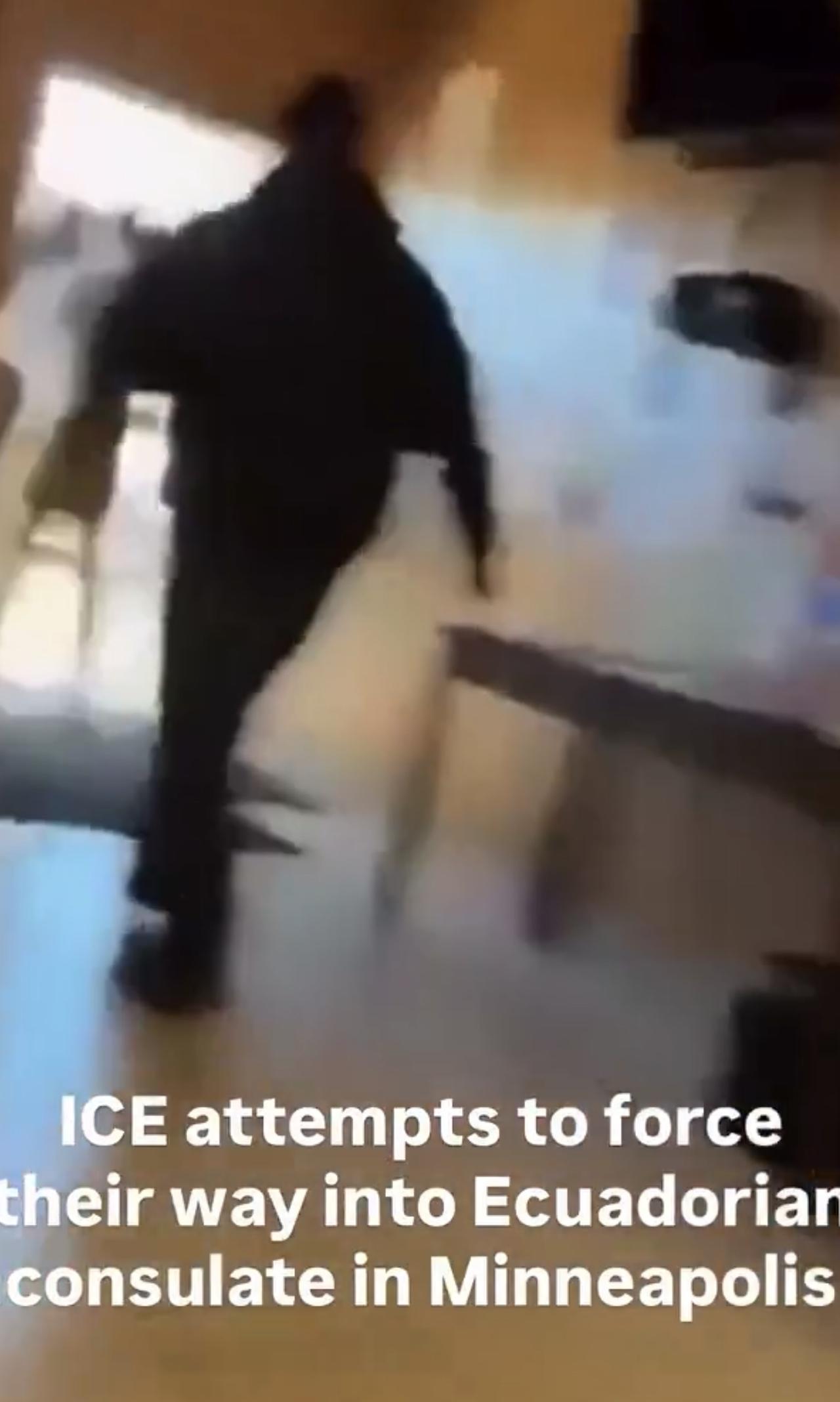 简直就是无法无天，肆无忌惮

当地时间周二，在明尼阿波利斯，一名美国移民及海关执