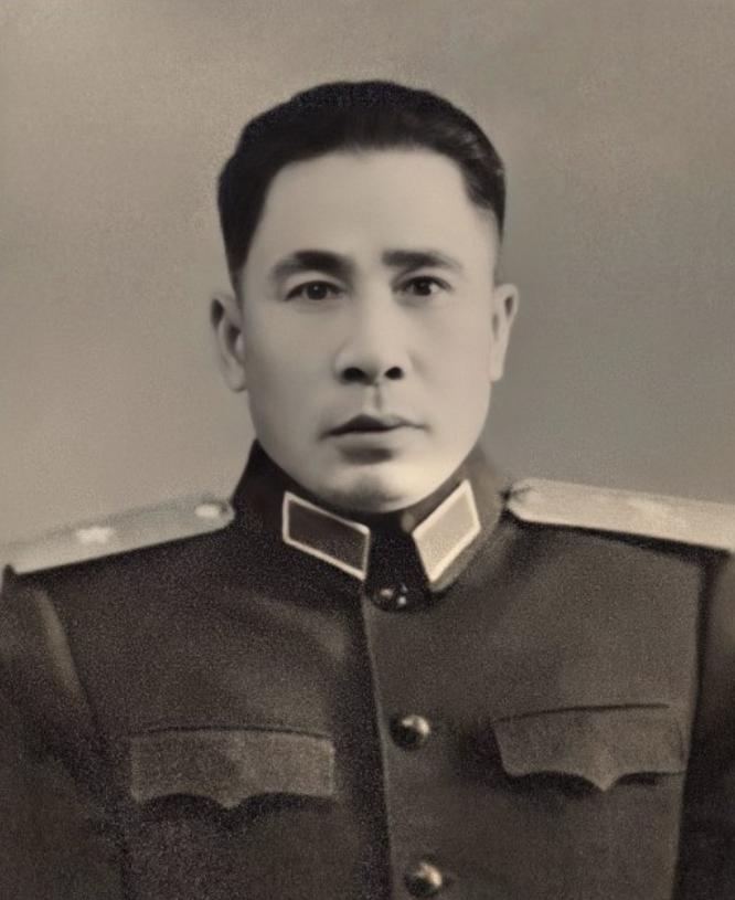 1957年，一少将钓鱼时意外去世，因死因太过蹊跷，部队首长便让专案组展开调查。专