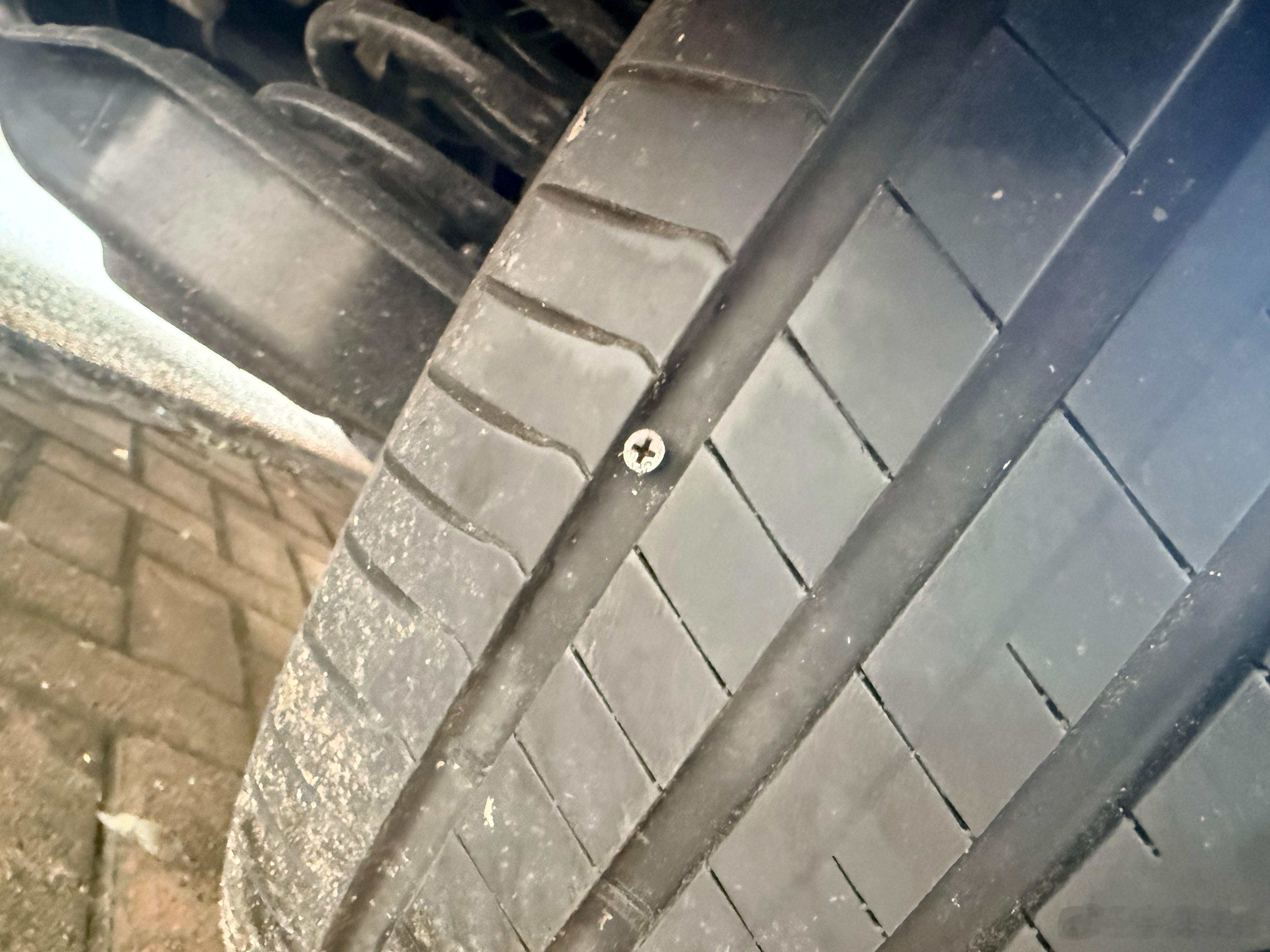 今早起来两车都扎了，不会是tm人为的吧… ​​​